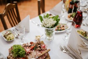 Menu na komunię podane na udekorowanym stole w Sali Ostoja