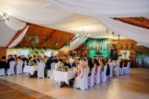 Sala weselna z przygotowanymi stołami dla gości